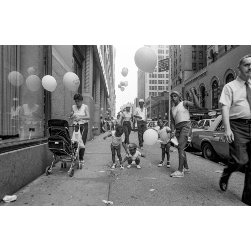 Ballons New York 1983. Photography by Sophie Bramly | ArtMajeur
